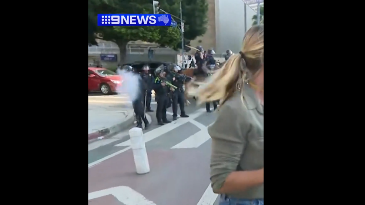 Λος Άντζελες: Η στιγμή που πλαστική σφαίρα της αστυνομίας χτυπά στο πόδι δημοσιογράφο από την Αυστραλία