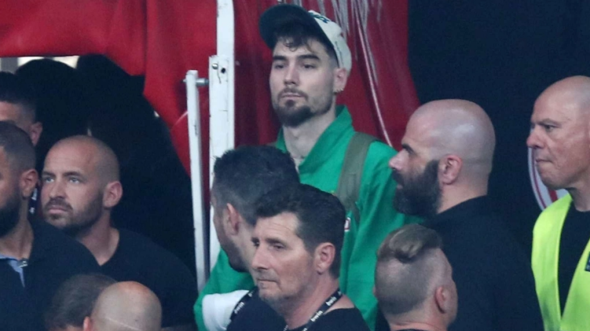 Χουάντσο Ερνανγκόμεθ: Στάθηκε στη φυσούνα και είδε την απονομή στους παίχτες του Ολυμπιακού