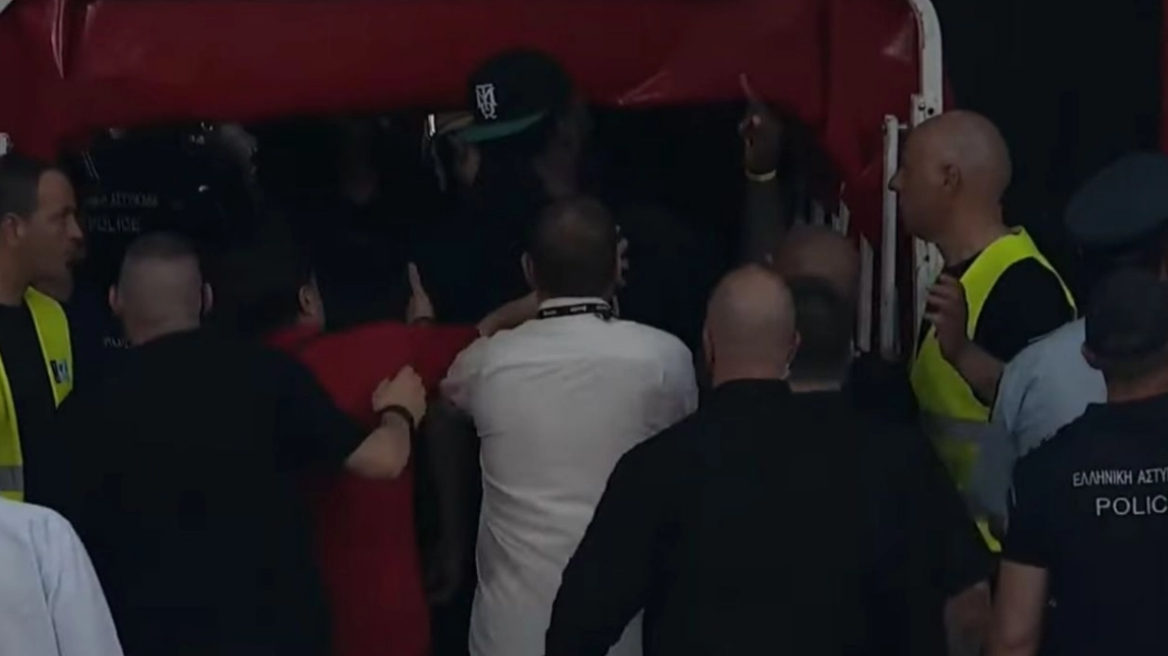 Ολυμπιακός: Καταγγέλλει τον Λεσόρ για την χειρονομία του στη φυσούνα
