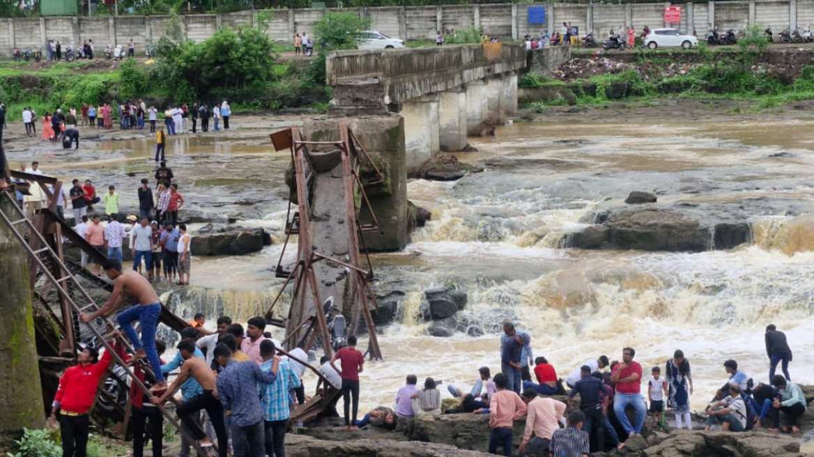 Τουλάχιστον δύο νεκροί από κατάρρευση γέφυρας στην Ινδία - Δείτε βίντεο και φωτογραφίες