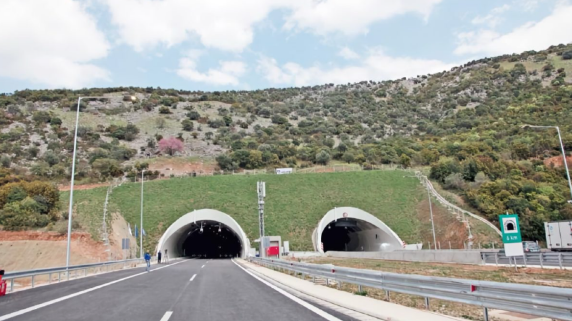 Τροχαίο ατύχημα με φορτηγό σε σήραγγα στα Τέμπη, πληροφορίες για 4 ελαφρά τραυματίες 