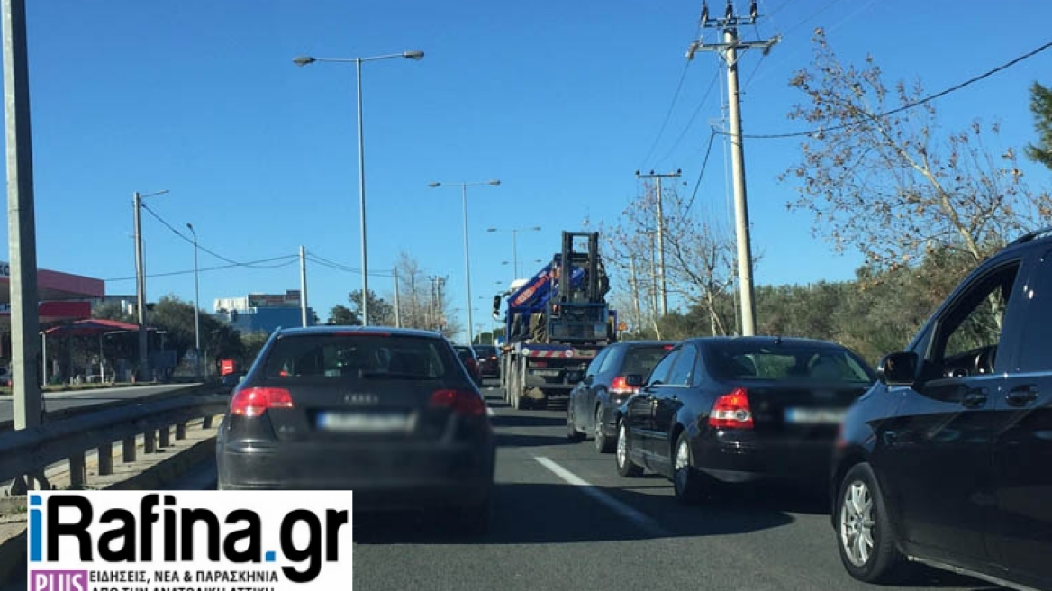 Πικέρμι: Μηχανή συγκρούστηκε με ΙΧ στη Λ. Μαραθώνος