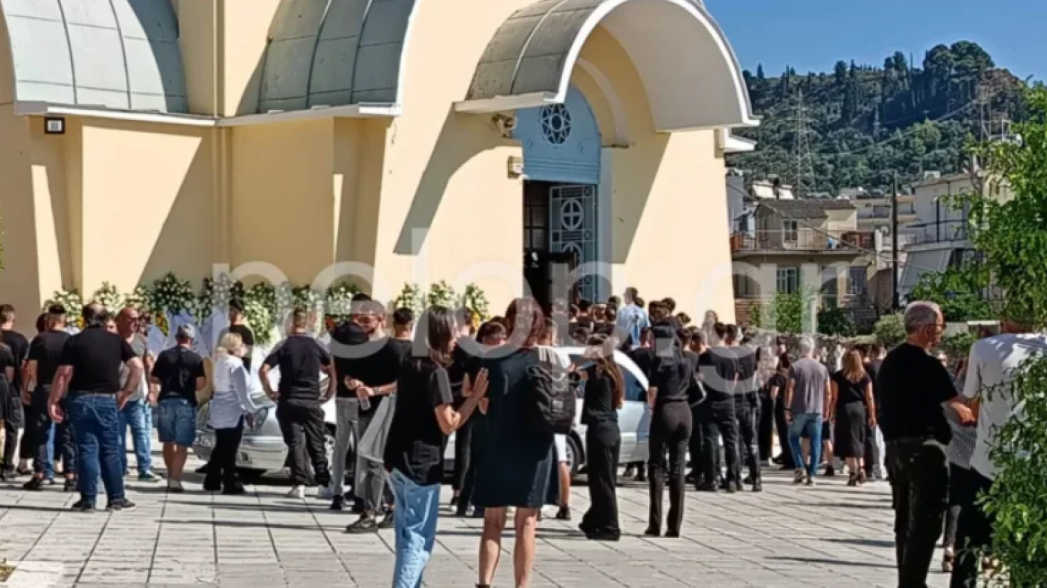 Θρήνος στην κηδεία του 18χρονου Νίκου που σκοτώθηκε σε τροχαίο στην Πάτρα