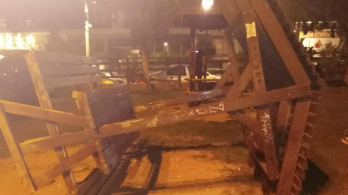 Ανατράπηκε κιόσκι στην Αργυρούπολη, τραυματίσθηκε 10χρονος - Δείτε φωτογραφία και βίντεο