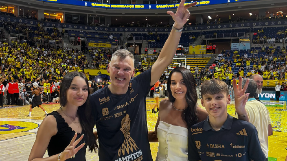 Γιασικεβίτσιους: Φωτογραφήθηκε με την Ελληνίδα σύζυγό του και με τα παιδιά τους με τα τρία φετινά τρόπαια της Φενέρ 