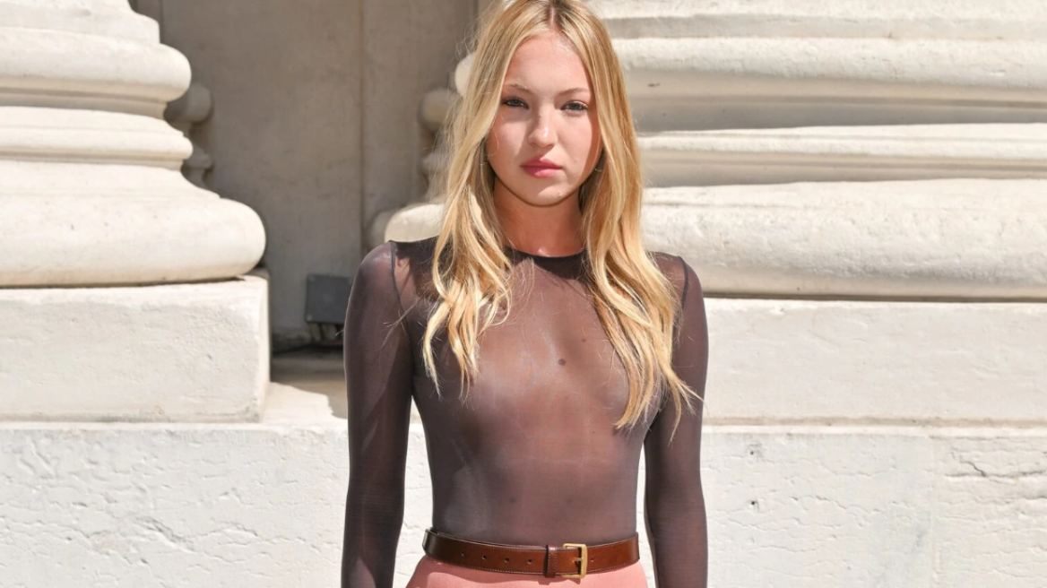 H Λίλα Μος συνδύασε ένα τελείως διάφανο τοπ με ασύμμετρη μίνι φούστα
