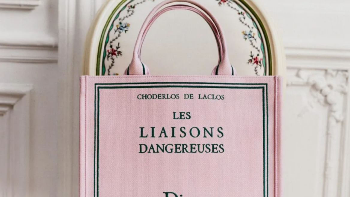 Το κρυφό μήνυμα πίσω από τις Dior book tote bags του Τζόναθαν Άντερσον
