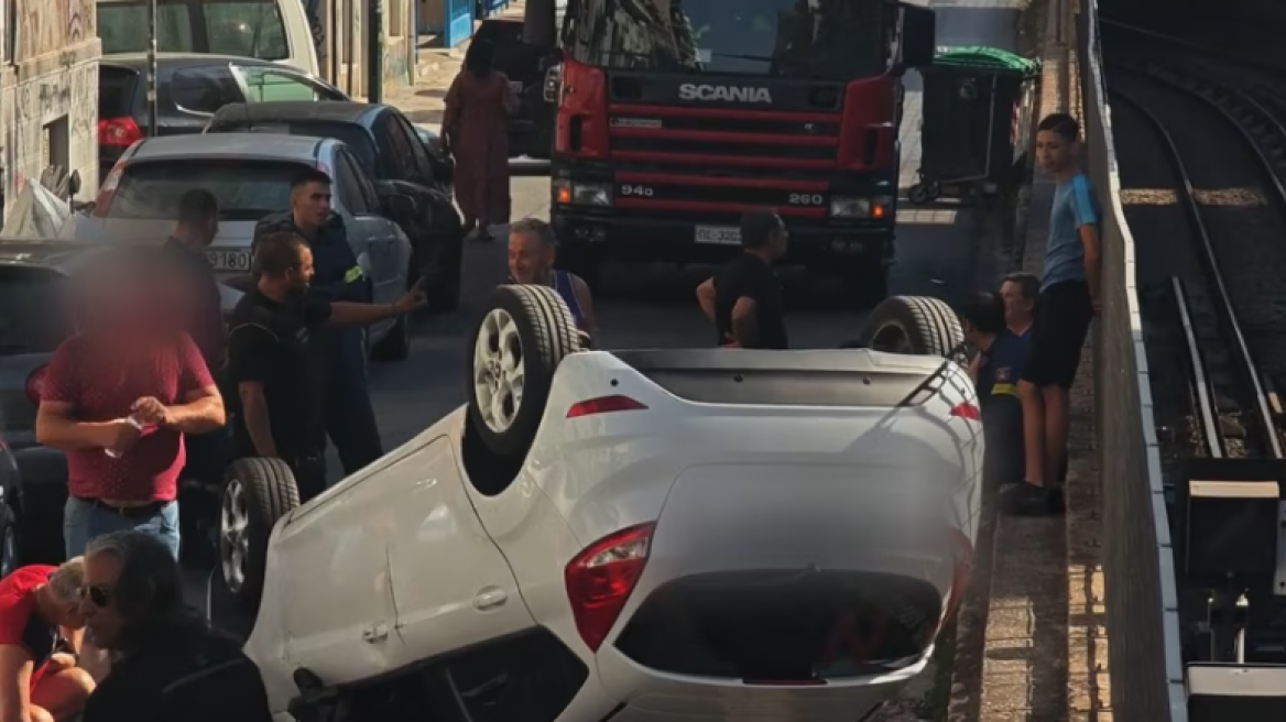 Οδηγός τράκαρε με σταθμευμένο ΙΧ και ντελαπάρισε το αμάξι της στη λεωφόρο Ιωνίας