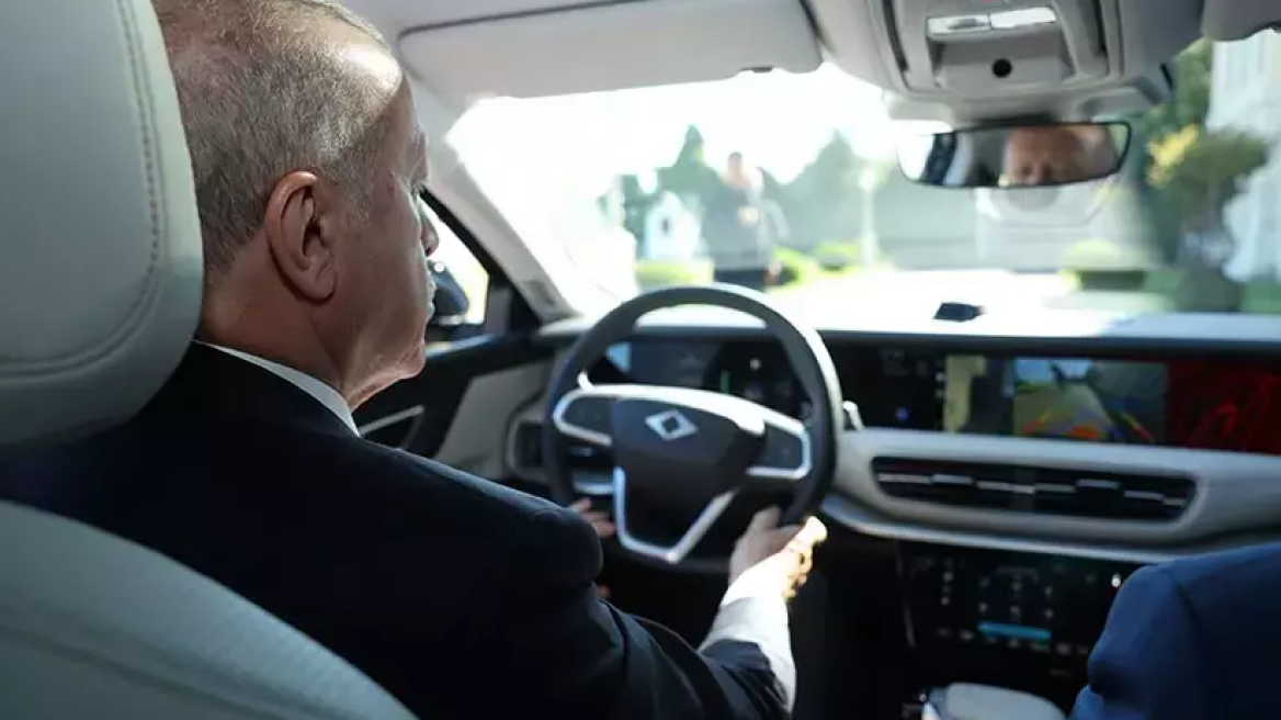 O Ερντογάν έκανε test drive στο νέο ηλεκτρικό αυτοκίνητο της τουρκικής εταιρίας Togg - Δείτε βίντεο
