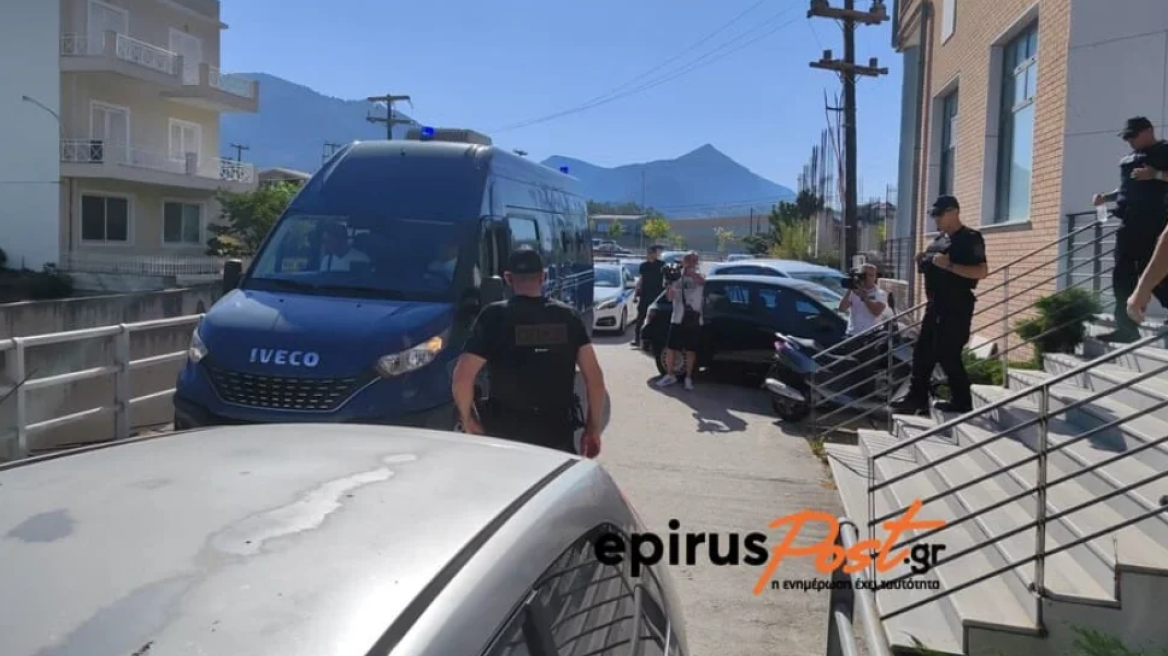 Προφυλακιστέοι οι 13 από τους 14 τελωνειακούς στο Μαυρομμάτι - 20 ώρες κράτησαν οι απολογίες τους