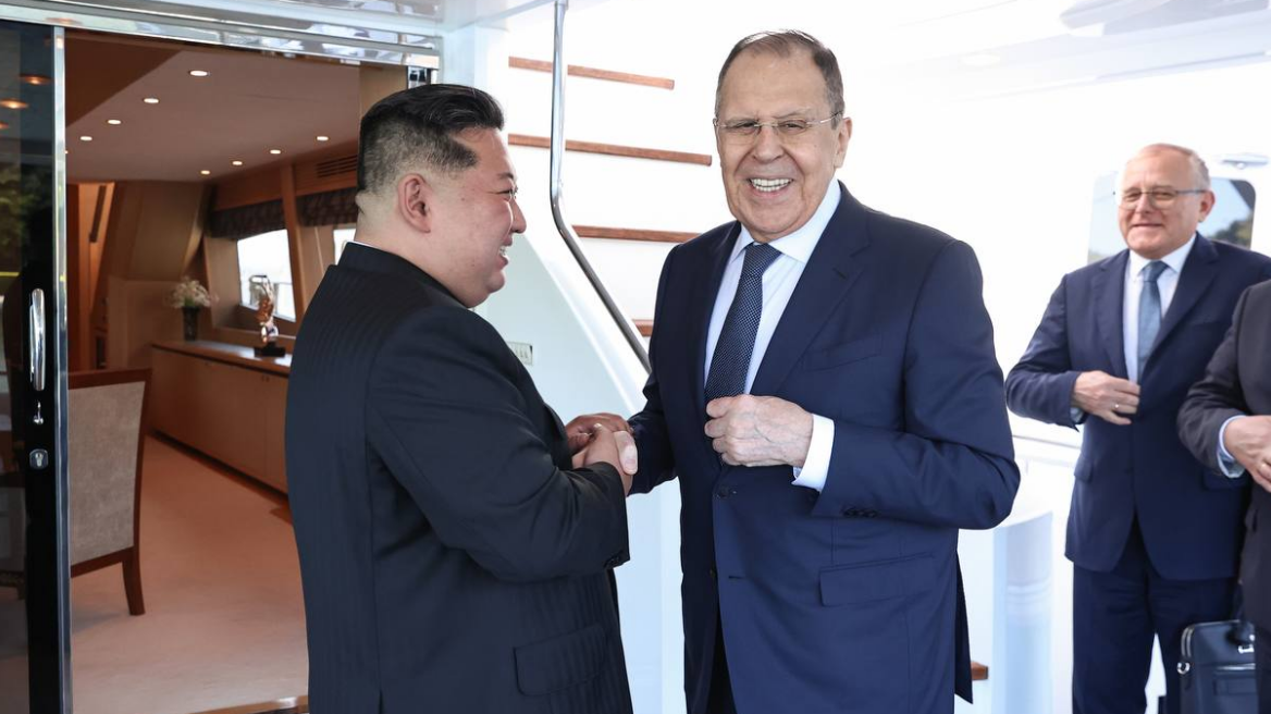 Ο Λαβρόφ συνάντησε τον Κιμ σε παραλιακό θέρετρο της Βόρειας Κορέας – Χαμόγελα πάνω σε θαλαμηγό (βίντεο)