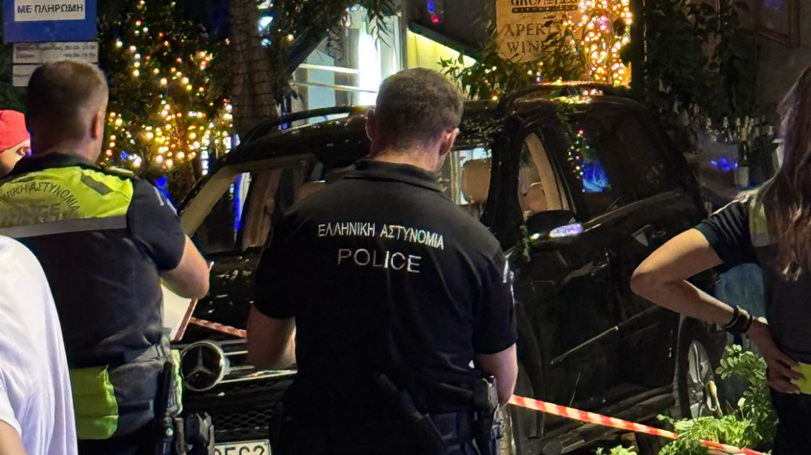 Κολωνάκι: Ξέχασαν το χειρόφρενο και το τζιπ Mercedes κύλησε και παρέσυρε τους πεζούς, σύμφωνα με μαρτυρία