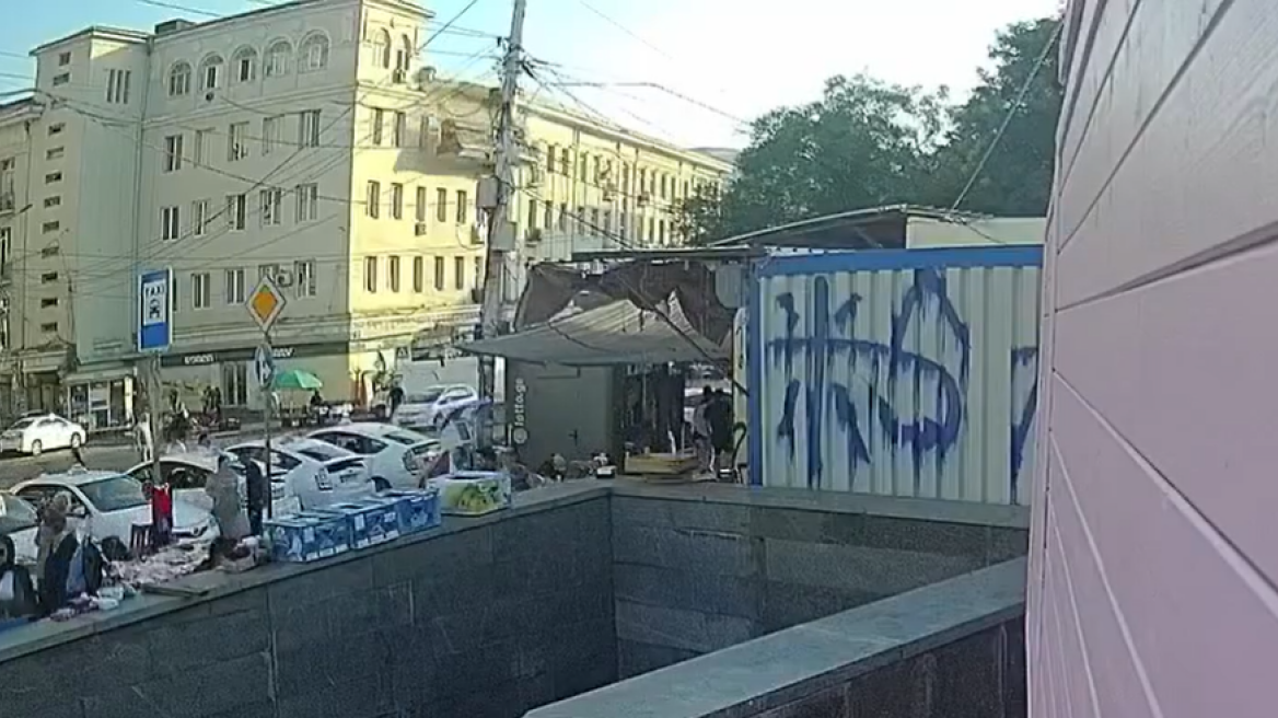 Γεωργία: Η στιγμή που καταρρέει τμήμα εγκαταλειμμένου κτηρίου στην Τιφλίδα - Δύο νεκροί
