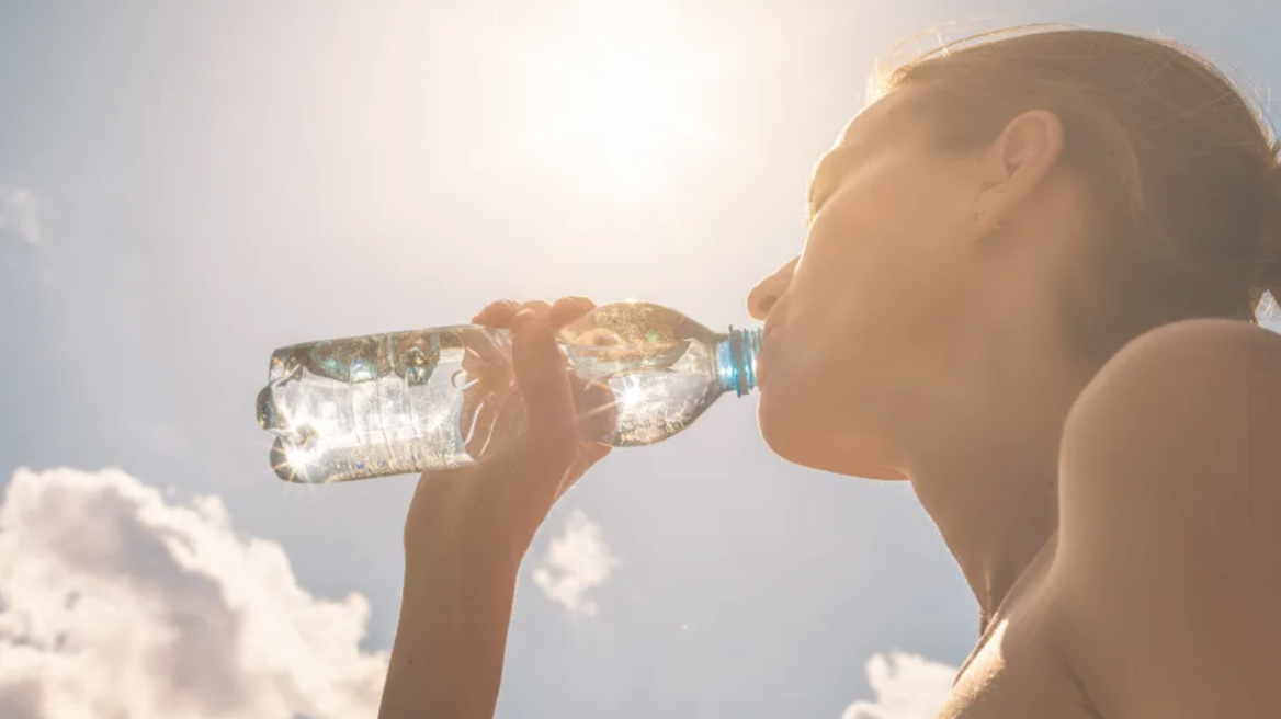 Πόσο νερό πίνεις; Η σύνδεση της ενυδάτωσης με την υγεία των οστών