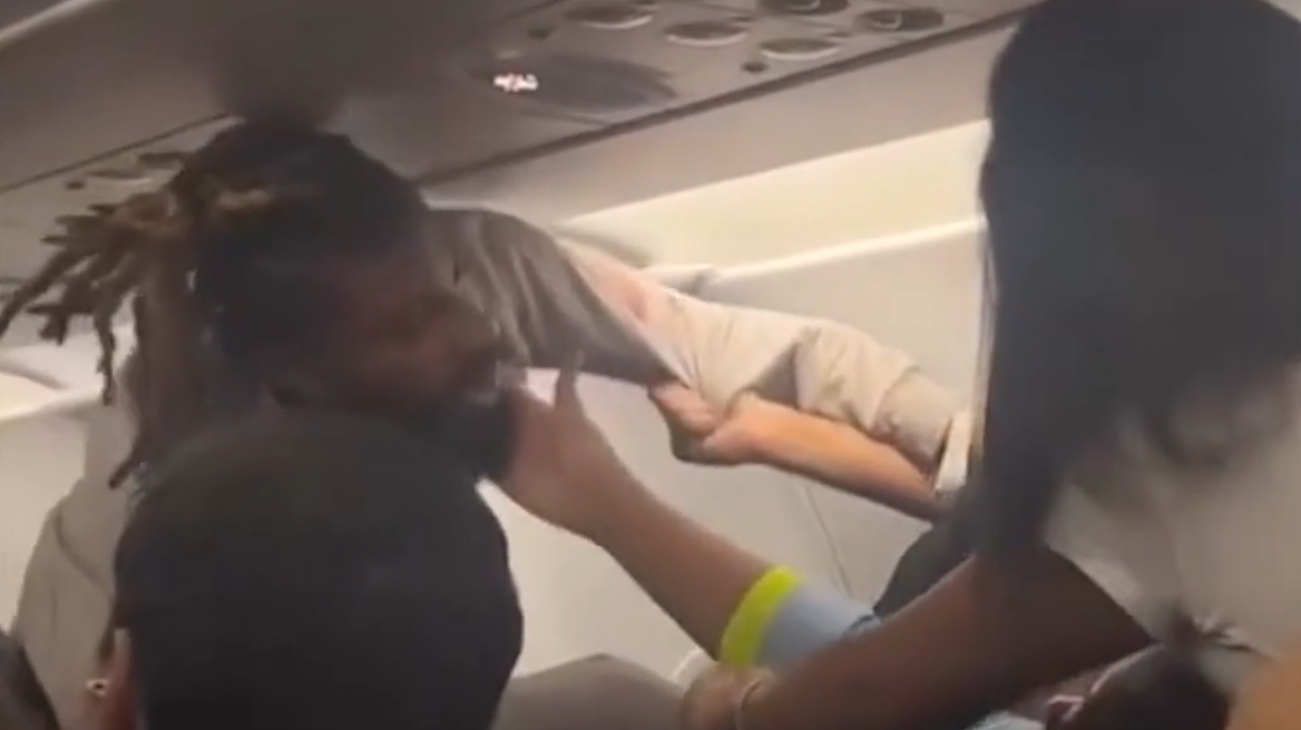 Άγριος καβγάς στον αέρα: Επιβάτες αεροπλάνου πιάστηκαν στα χέρια πάνω από το Νιου Τζέρσεϊ, δείτε βίντεο