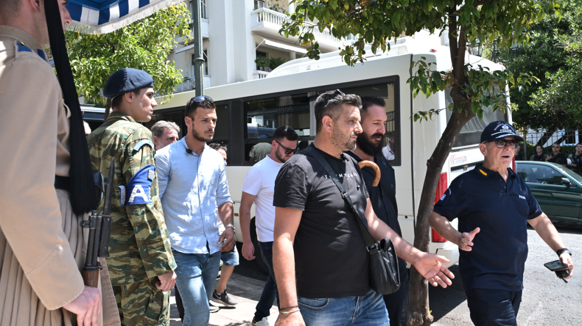 Διαμαρτυρία κτηνοτρόφων στην Αθήνα, επέδωσαν ένα χαρτί με αιτήματα στη γραμματεία του Κυριάκου Μητσοτάκη
