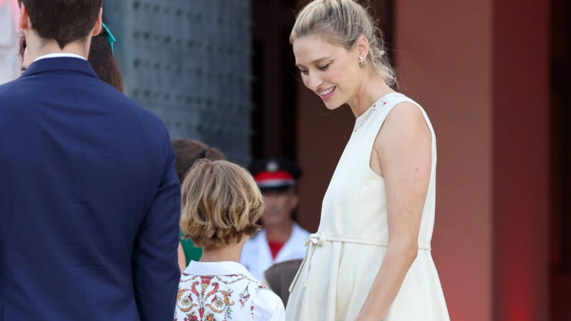 Η Μπεατρίς Μπορομέο με λευκό look εγκυμοσύνης από τον Dior