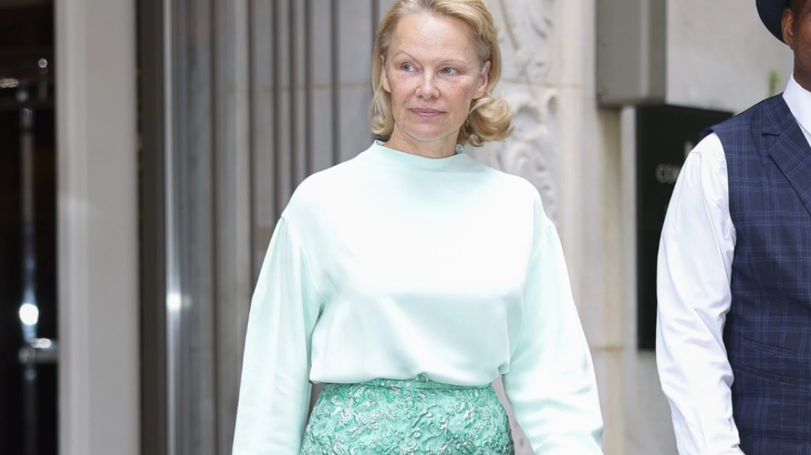 H Πάμελα Άντερσον επαναφέρει την τάση του μονοχρωματικού ντυσίματος με δύο εμφανίσεις σε μία μέρα
