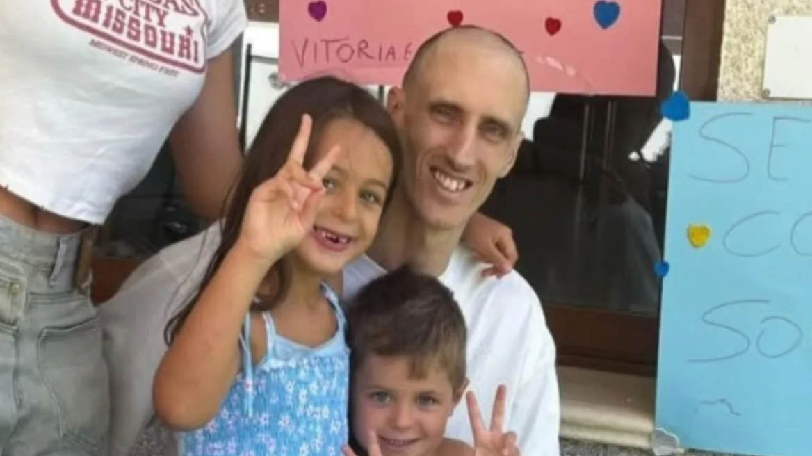 «Πάντα να χαμογελάς, μας έχεις λείψει πολύ» - Το συγκλονιστικό μήνυμα των παιδιών του Πολονάρα στον μπαμπά τους που δίνει μάχη με τον καρκίνο 