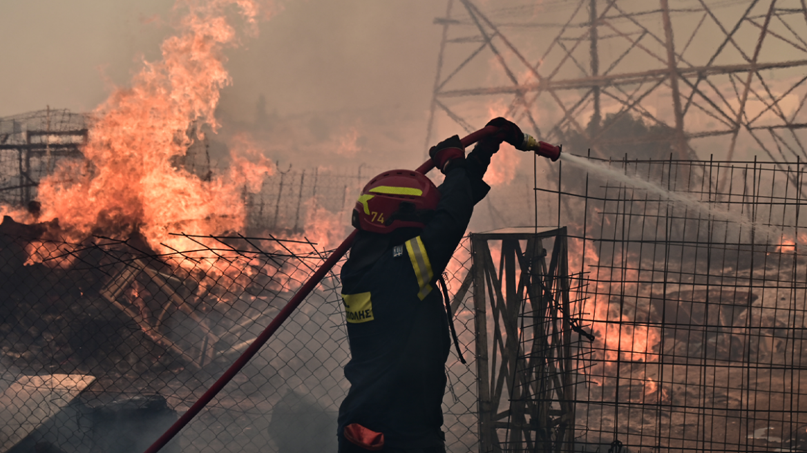 Πέντε άτομα στο νοσοκομείο λόγω της φωτιάς στην Αττική