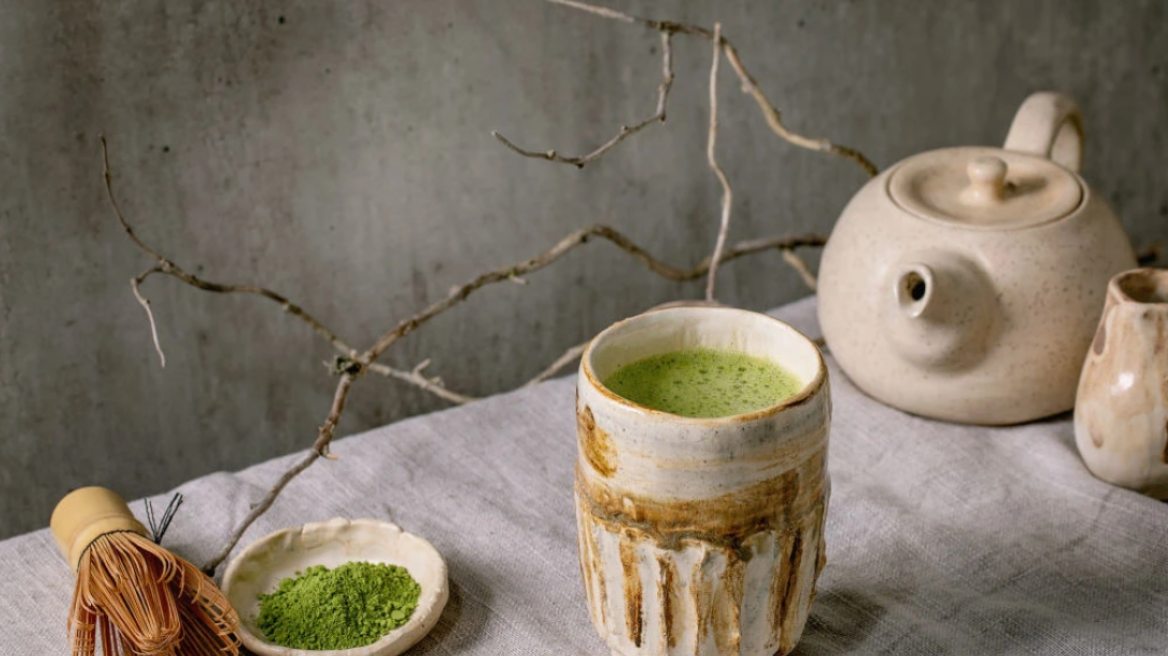 Γιατί το να πίνετε τσάι matcha είναι καλύτερο από μια αντιρυτιδική κρέμα
