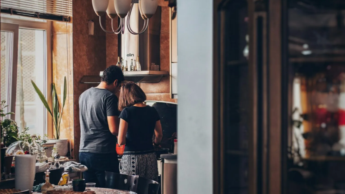 Άντρας απαιτεί από τη σύζυγό του λίστα με τις δουλειές του σπιτιού – «Δεν μπορώ να μαντεύω τι θέλει»
