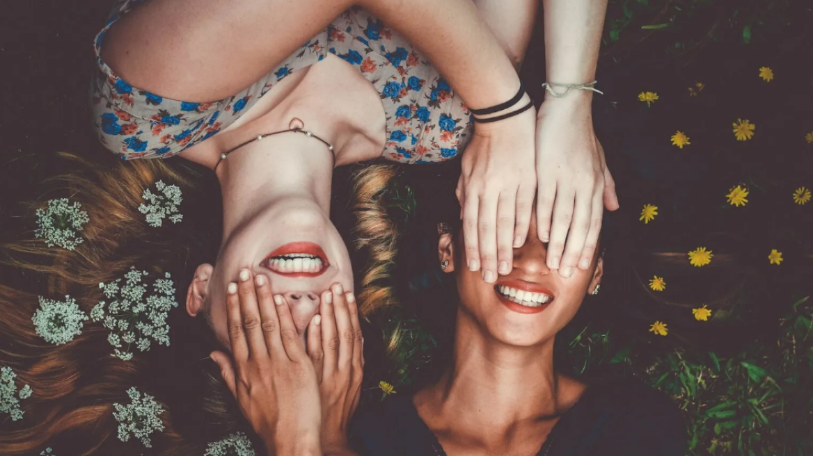 «Τους φίλους τους διαλέγουμε»: γιατί δε χρειάζεται να μαλώσετε μαζί τους αν θέλετε να απομακρυνθείτε από αυτούς
