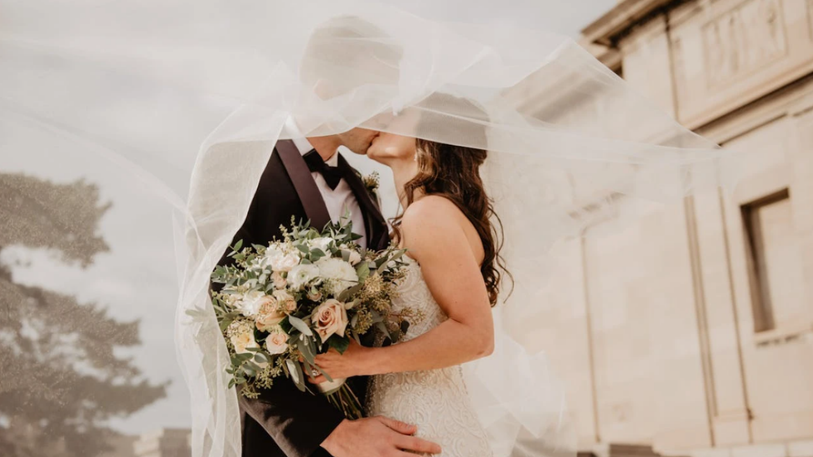 Hypergamy: Η τάση στις σχέσεις που υπάρχει από πολύ παλιά και παραμένει δημοφιλής
