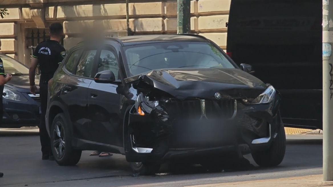 Τροχαίο με δύο ΙΧ και ένα δίκυκλο στην Πατησίων, ένας τραυματίας - Δείτε βίντεο