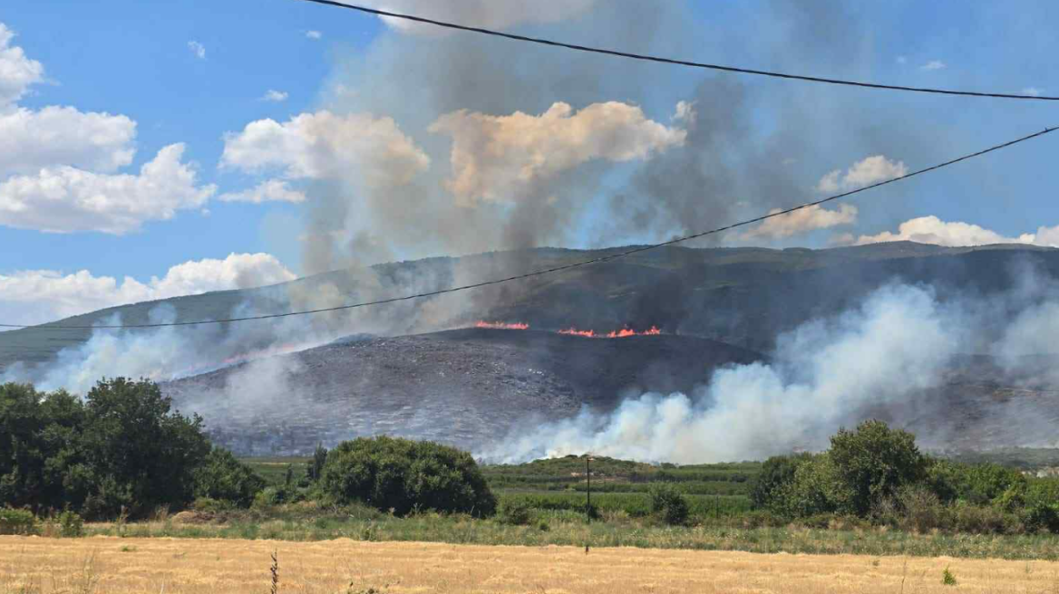 Καλύτερη η εικόνα της φωτιάς στην Αγιά Λάρισας - Κάηκε πυροσβεστικό όχημα, δείτε βίντεο και φωτογραφίες
