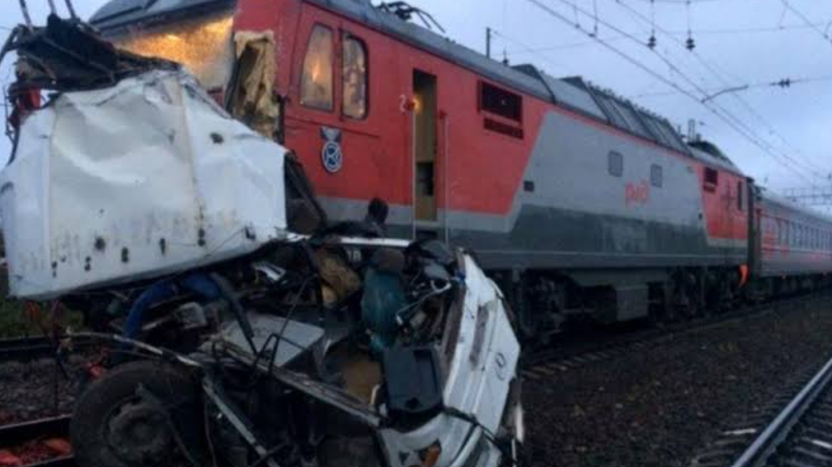 Σύγκρουση λεωφορείου με τρένο στη Ρωσία: Ένας νεκρός και 11 τραυματίες, δείτε εικόνες