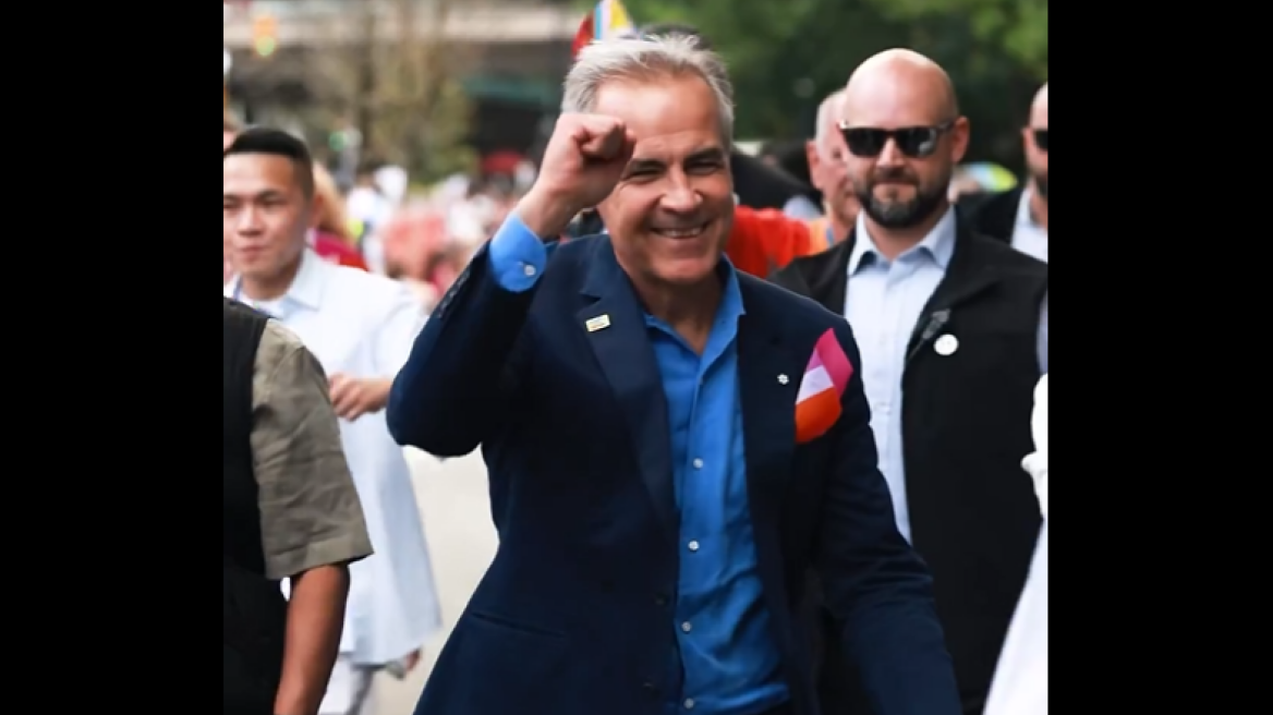 Καναδάς: Οργή για τον εναγκαλισμό του πρωθυπουργού Κάρνεϊ με ημίγυμνο άνδρα στο Pride - «Γι' αυτό δεν σε παίρνει στα σοβαρά ο Τραμπ»