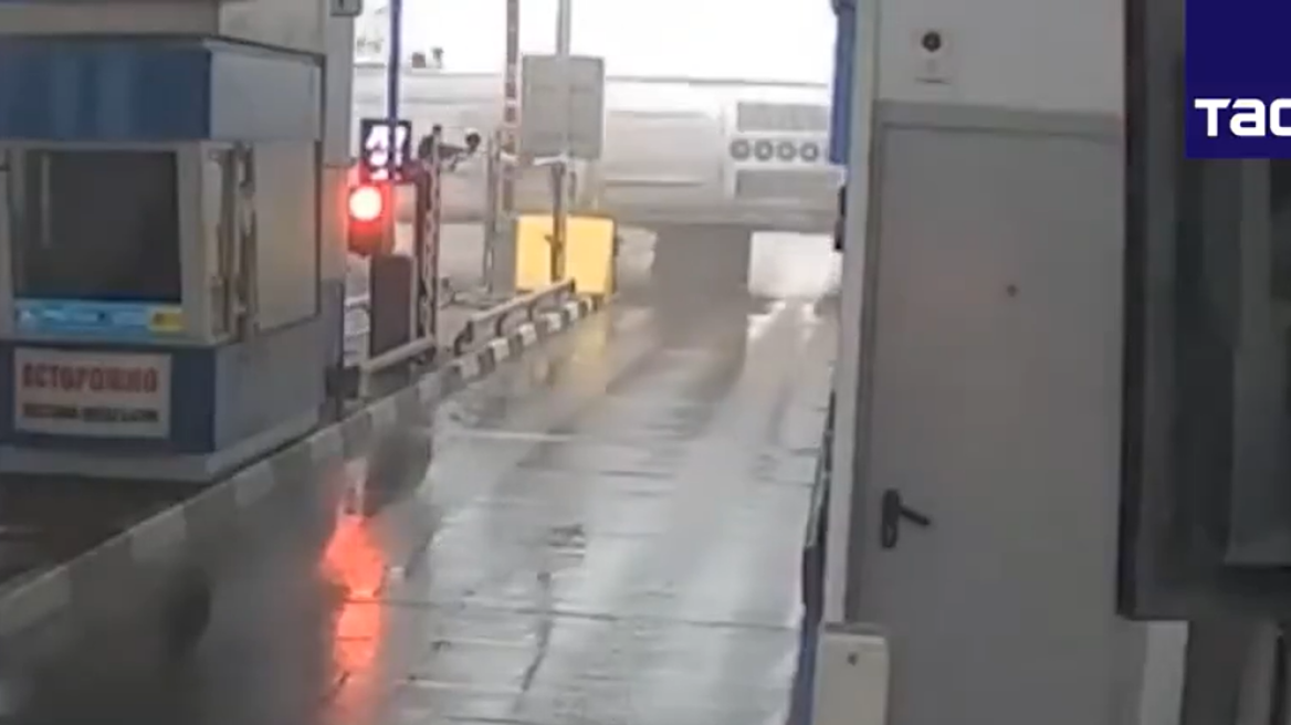 Τρομακτικό ατύχημα στη Ρωσία: Λεωφορείο γεμάτο επιβάτες έπεσε πάνω σε σταθμό διοδίων και ανετράπη - 39 τραυματίες, δείτε βίντεο