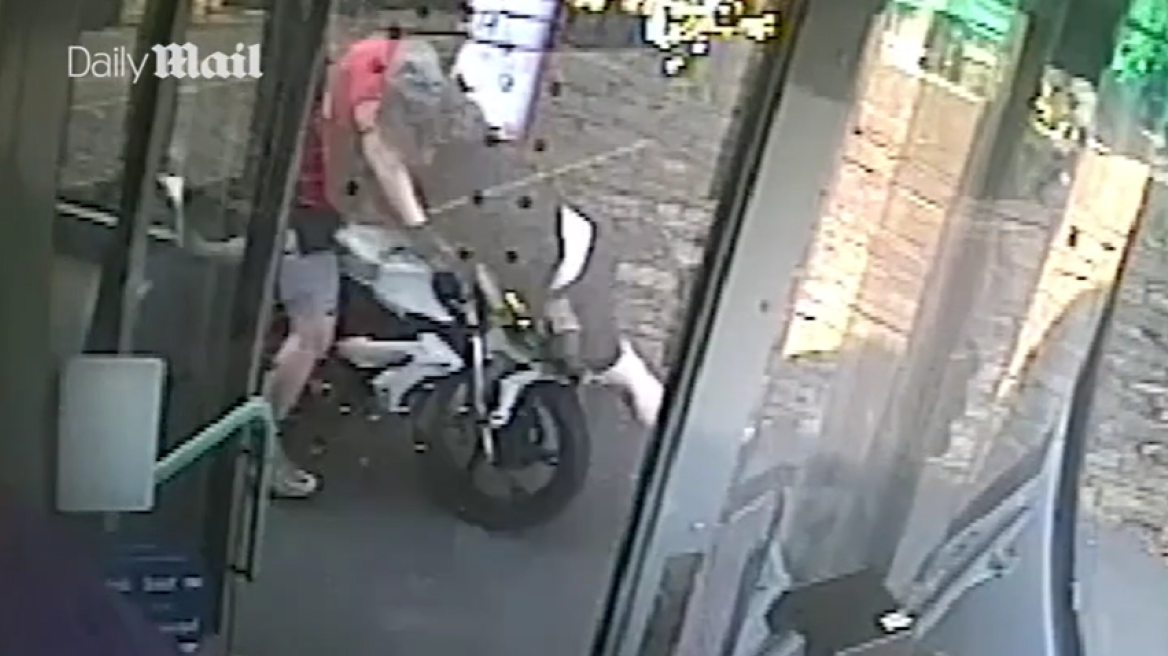 Βρετανία: 30χρονη παρασύρθηκε από μηχανή μόλις αποβιβάστηκε από λεωφορείο - Ο αναβάτης καταδικάστηκε σε φυλάκιση 22 μηνών