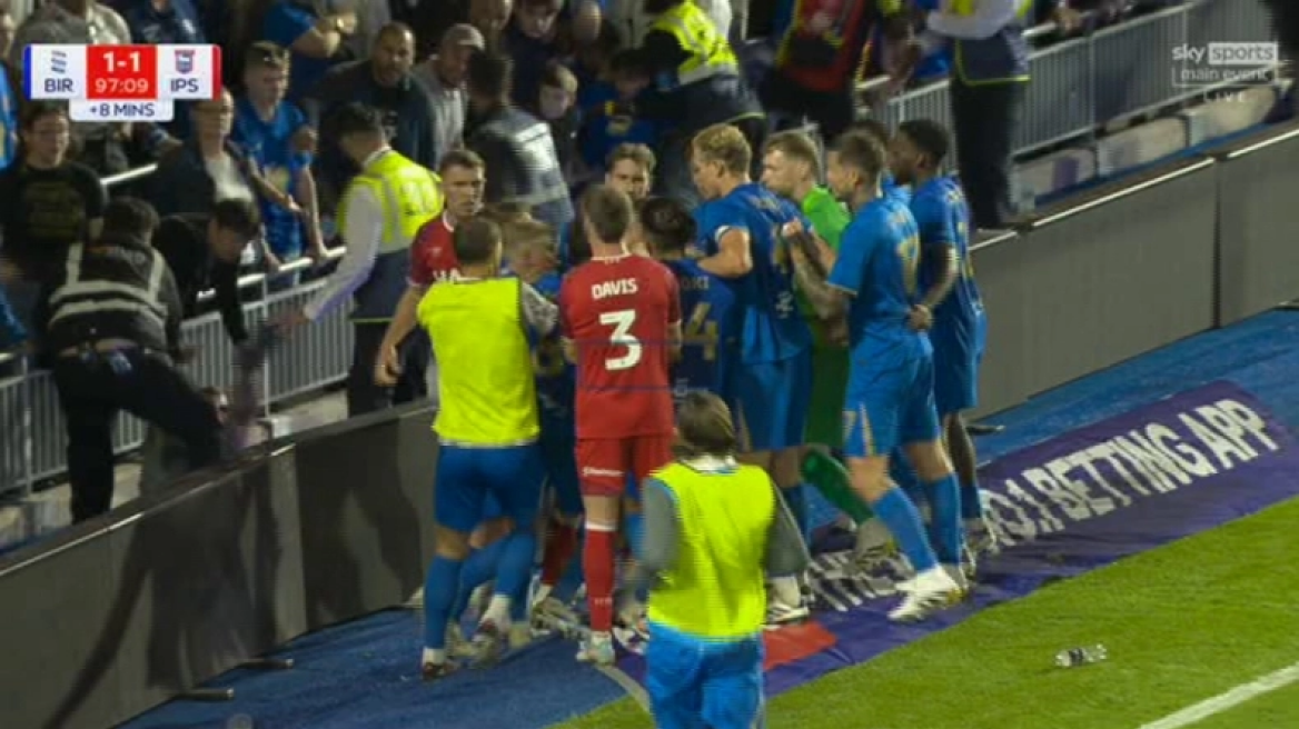 Χαμός στο Μπέρμιγχαμ-Ίπσουιτς: Ήρθαν στα χέρια οι παίκτες, ντου στο γήπεδο και από οπαδό - Βίντεο
