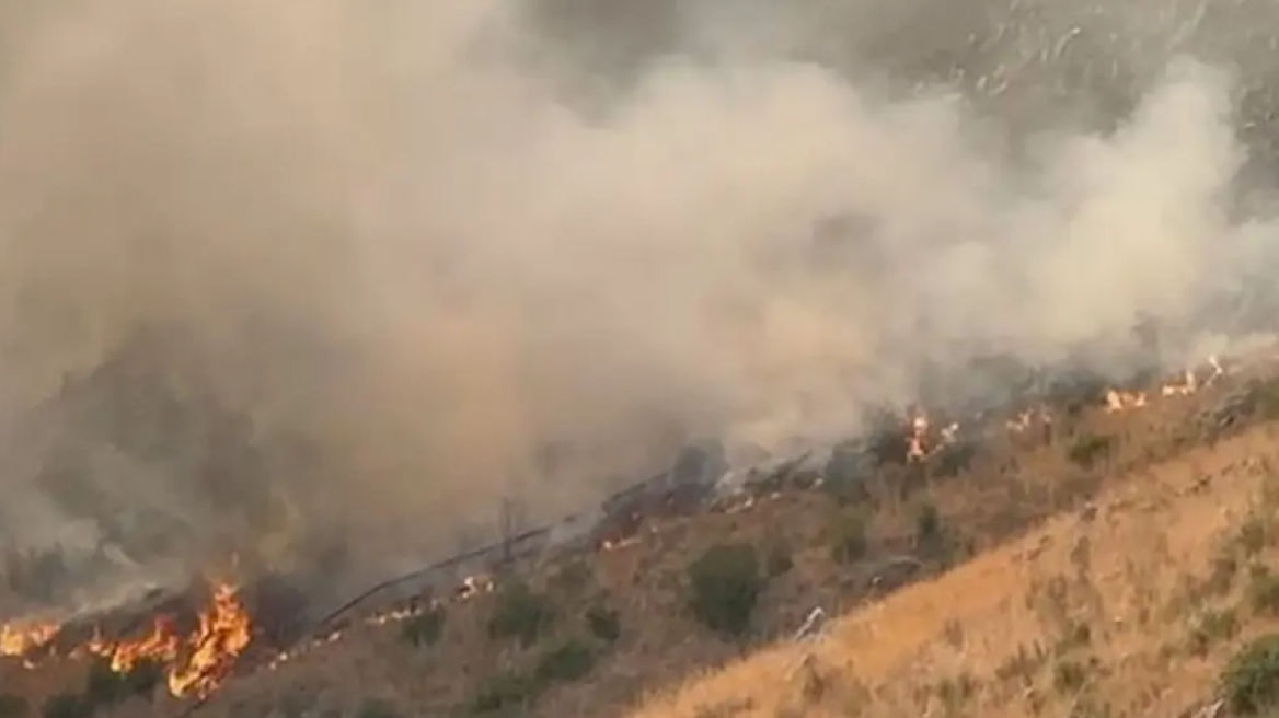 Φωτιές μαίνονται σε μειονοτικά χωριά της Αλβανίας - Ανησυχεί το μέτωπο στο πευκοδάσος του χωριού Μπόλενα Χιμάρας
