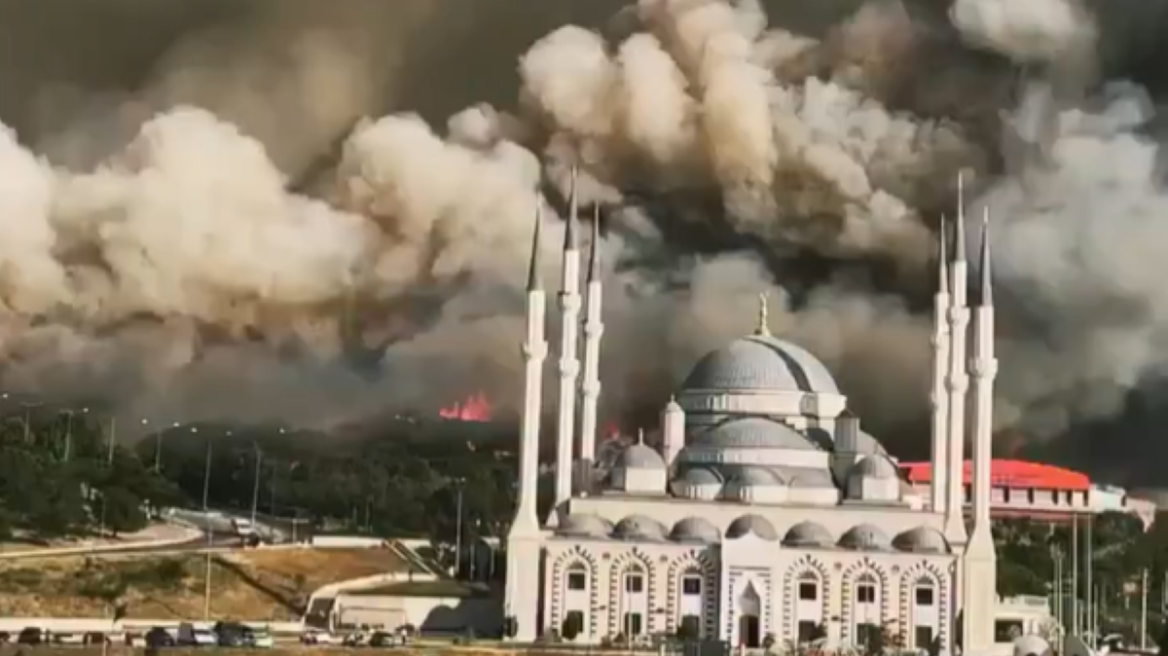Τουρκία: Μαίνεται η φωτιά στα Δαρδανέλια, πάνω από 2.000 άνθρωποι απομακρύνθηκαν από τα σπίτια τους