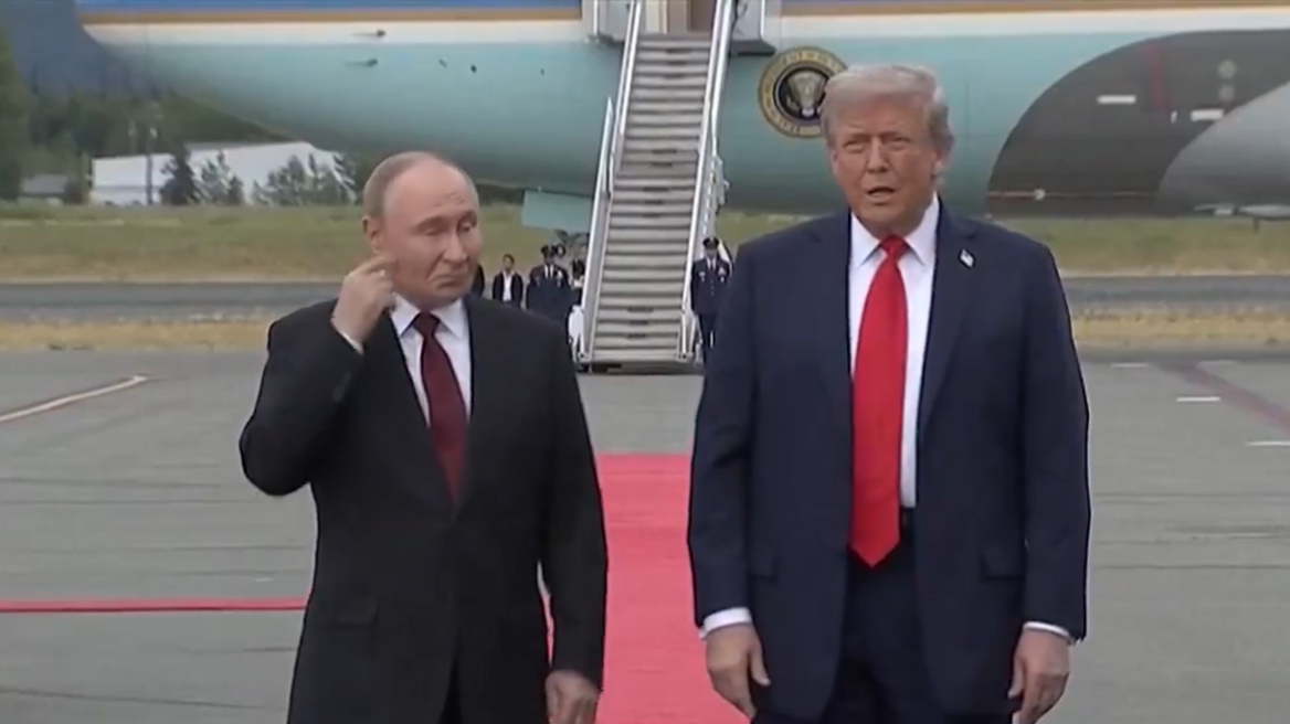 «Πότε θα σταματήσετε να σκοτώνετε αμάχους;» ρώτησαν τον Πούτιν όταν έφτασε στην Αλάσκα - Ο Ρώσος πρόεδρος έκανε ότι δεν άκουσε
