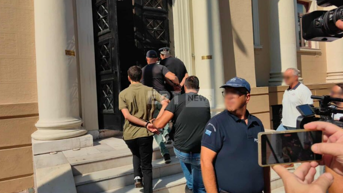 Στα δικαστήρια της Πάτρας για να απολογηθούν ο 19χρονος και ο 27χρονος που συνελήφθησαν για τη φωτιά στα Συχαινά