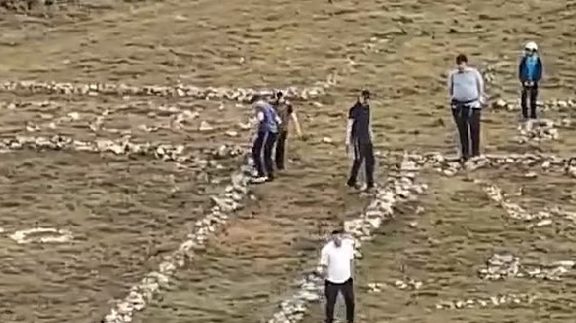 Σάλος στην Ουαλία: Τουρίστες αποσυναρμολόγησαν ιστορικό πέτρινο σταυρό για να σχηματίσουν άστρο του Δαυίδ - Δείτε βίντεο