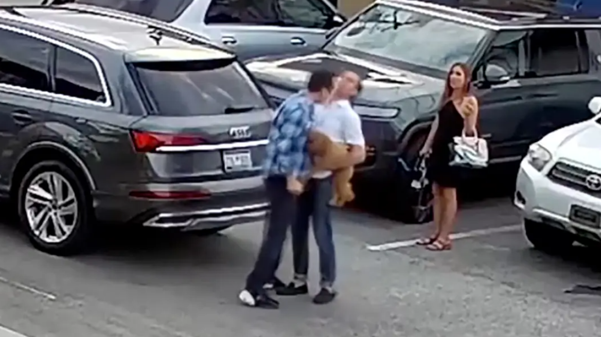 Ρώσος οδηγός ταξί που εργαζόταν παράνομα στις ΗΠΑ έδωσε κουτουλιά σε διευθύνοντα σύμβουλο εταιρείας επειδή ακύρωσε την κούρσα - Δείτε βίντεο
