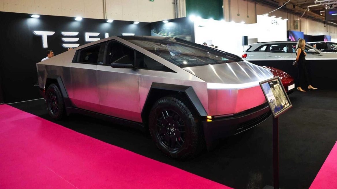 Έμεινε άναυδος όταν ανακάλυψε το κόστος του Tesla που είχε αγοράσει πριν 2 χρόνια για 140.000 δολάρια (vid)