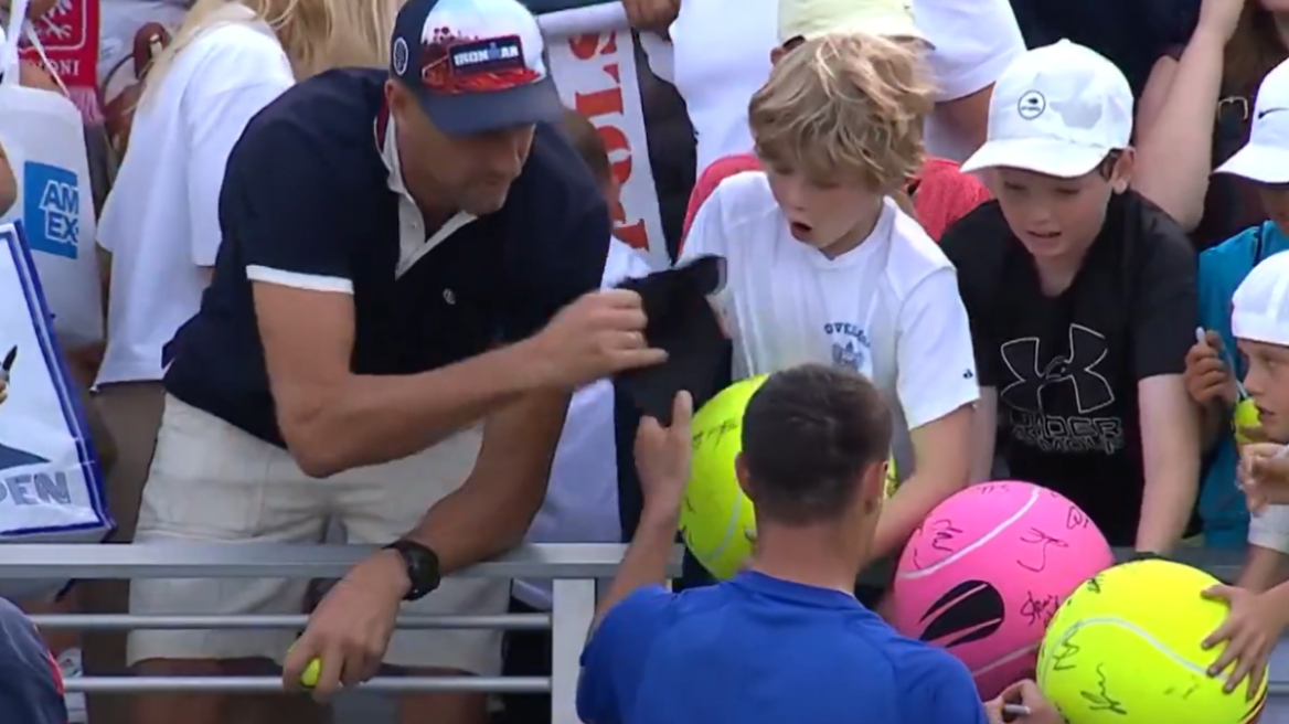 Σάλος με CEO στο US Open: Άρπαξε υπογεγραμμένο καπέλο μέσα από τα χέρια παιδιού, δείτε βίντεο