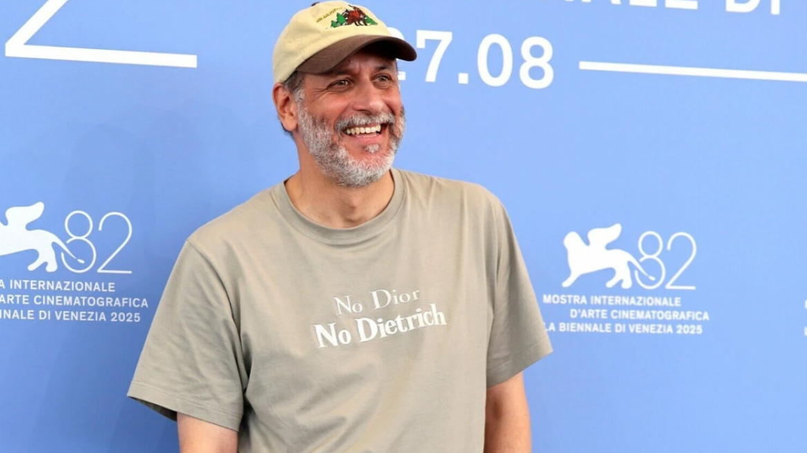 No Dior, no Dietrich: To μήνυμα πίσω από το slogan T-shirt του Luca Guadagnino στη Βενετία
