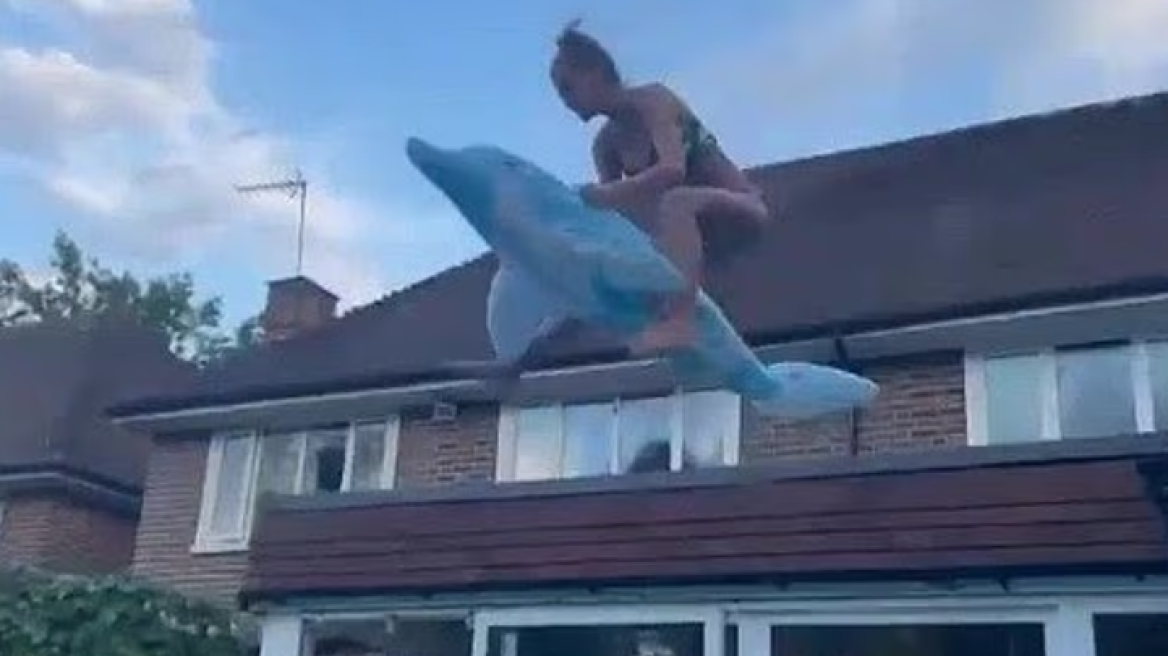 33χρονο μοντέλο έκανε βουτιά από σκεπή σε πισίνα και «έσπασε τα μούτρα» της - Δείτε βίντεο