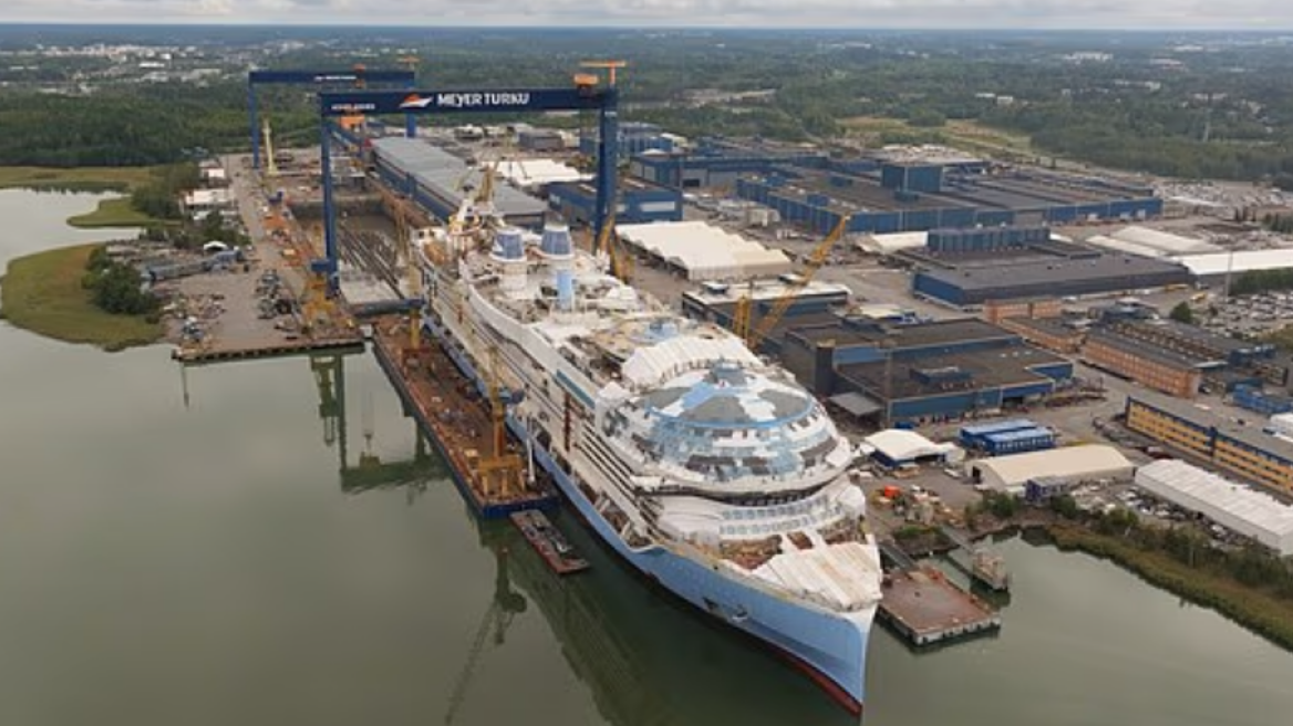 Στο νερό το μεγαλύτερο κρουαζιερόπλοιο στον κόσμο: Έχει 370 μέτρα μήκος, 21 μπαρ, 23 εστιατόρια και θα μεταφέρει 7.600 επιβάτες
