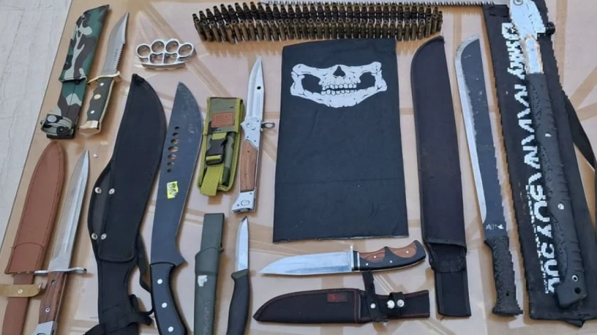 Ηγουμενίτσα: 18χρονος από τη Μάλτα ταξίδευε με μια ματσέτα, ένα σπαθί κατάνα και 6 μαχαίρια