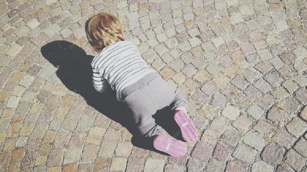 Θεσσαλονίκη: Οδηγός βρήκε μωρό ενός έτους να μπουσουλάει στον δρόμο - Συνελήφθησαν οι γονείς του