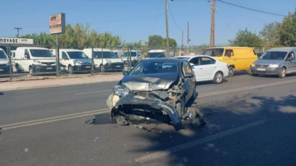 Τροχαίο με έναν ηλικιωμένο σοβαρά τραυματία στην Καλαμάτα - Επιχείρησε αναστροφή και συγκρούστηκε με άλλο όχημα