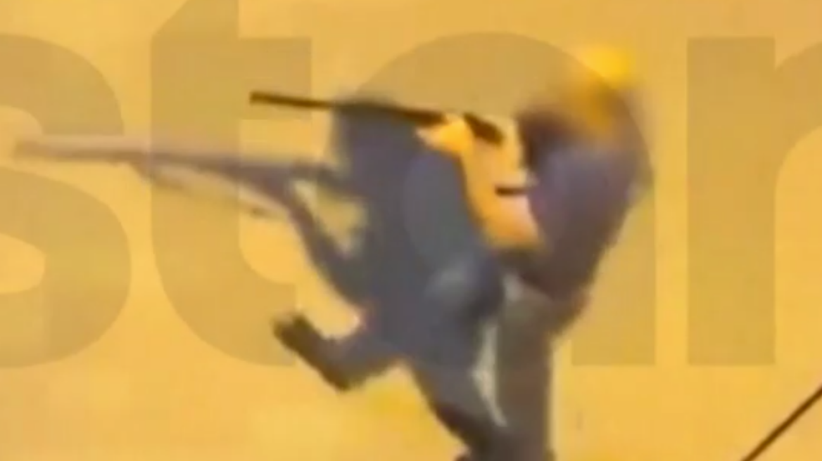 Ταυτοποιήθηκε ο άνδρας που απείλησε με καραμπίνα ανήλικους στη Θεσσαλονίκη
